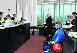 Hugo Leroy bepleit zijn zaak bij de rechters. Naast hem in het beklaagdenbankje bedrijfsleider Geoffrey B. en politieinspecteur William D.V. gia