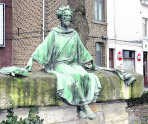 Het standbeeld in de Thonissenlaan.kvh