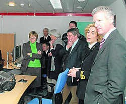 Minister De Crem kreeg demonstraties aan de computer van het Naval Mine Warfare Gaming System. dji