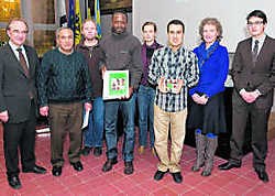 Luc Martens (van links), Tanvir Shah, Geert Nuitten, Bouba Kandè, Delphine Lerouge, Sultan Mohammed Sherzad, Rie Vanduren en Jonathan Huyghe stelden de dvd voor. Stefaan Beel