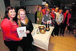 De organisatoren en enkele standhouders van de alternatieve therapieën- en gezondheidsbeurs staan een deel van de opbrengst af aan de Cliniclowns. Michel Moens