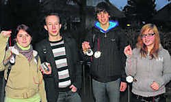De scholieren maakten aan de schoolpoort promotie voor de campagne 'Doe het dan zelf'. tab