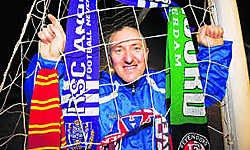 Guy Apers verzamelde twintig jaar lang voetbalsjaals. Nu verkoopt hij ze voor het goede doel.Stijn Hermans