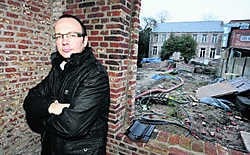 Joachim Boon, bij de pastorie: 'De cijfers die ik enkele maanden geleden op de gemeenteraad gaf, waren dus correct, ook al werden ze toen als larie weggelachen.'fvv