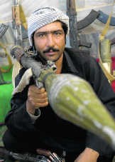 Een ex-Talibanstrijder overhandigt zijn wapen tijdens een ceremonie in Herat (Afganistan). pn