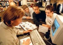 Naar het reisbureau om een citytrip naar Londen (boven) te boeken? Volgens Test-Aankoop bent u vaak beter af als u zelf wat opzoekt op het internet. pn,hh