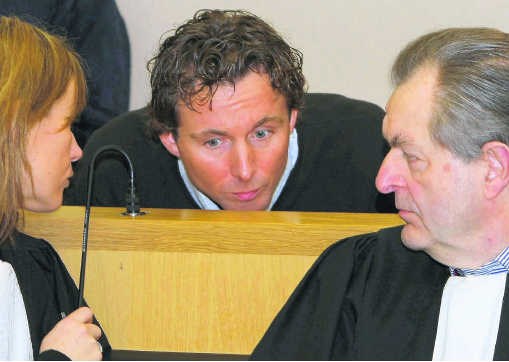 Beklaagde Rik Jans richt zich tot zijn advocaten, Katrin Vanderstraete en Vic Van Aelst. belga