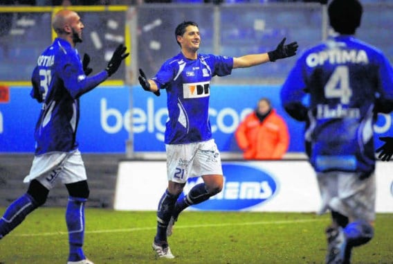 Met een doelpunt gaf Luigi Pieroni (m.) in zijn eerste match voor AA Gent meteen zijn visitekaartje af. photo news
