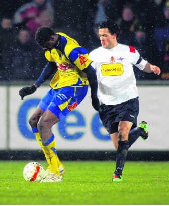 Momodou Ceesay (l.) in duel met Koen Persoons.belga