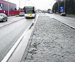 Nu rijdt de bus van De Lijn nog tussen het andere verkeer. Na de werken wordt de middelste rijbaan de busbaan. Eric Vanthournout