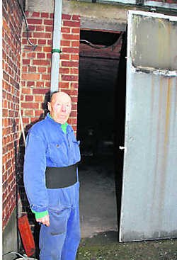 Hugo Moortgat bij zijn garage, waaruit de dief twee keer de Volkswagen Polo stal. Pierre Van Rossem
