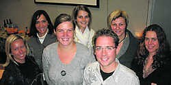 Het aids-project van Nele (derde van links) en Wim kan rekenen op de steun van studenten Ilse, Ann, Aagje, Conny en Christel. if