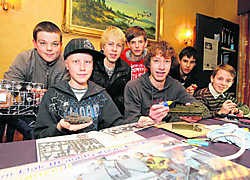 De 14-jarige Sander Van de Keere (met pet) is één van de jongeren die het heel goed kunnen vinden bij Modelbouwvereniging Eeklo. Michel Moens