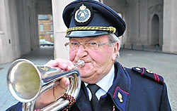 Antoon Verschoot bij zijn onafscheidelijke Menenpoort, waar hij al duizenden keer de Last Post blies. Piet Lesage