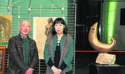 Jiang Jia Sheng (links) en Yan ShuFen stellen hun werk tentoon in De Witte Merel.lvl
