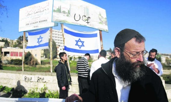 Ultraorthodoxe joden haalden gisteren in Sheikh Jarrah (Jeruzalem) vlaggen boven als protest tegen linkse joden en Palestijnen. Die laatste komen op straat omdat ze uit hun huizen worden gezet door de Israëlische politie. afp