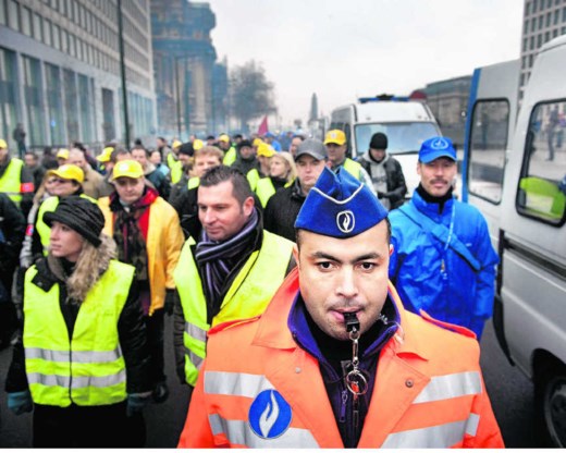 Vijfhonderd actievoerders van de Brusselse politie trokken gisteren de straat op. Ze eisen 600 extra agenten in de hoofdstad. Als er geen concrete maatregelen komen, dreigen ze met een nationale staking die tot eind maart zou kunnen duren. Eric de Mildt