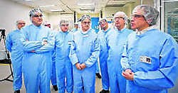 Kris Peeters (vooraan links) en Howard Gutman (midden) werden rondgeleid bij Pfizer.