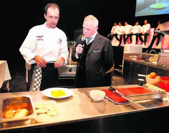 Chef Kristof Coppens geeft uitleg bij zijn creaties.edm