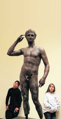 Bezoekers bewonderen het betwiste beeld in het Getty Museum.afp