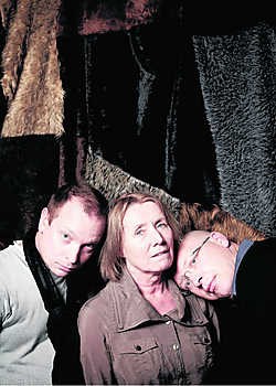 Stefan en Peter Perceval, met in het midden Sien Eggers: 'Stefan is lief en Peter heeft een goede pen.' Wouter Van Vooren