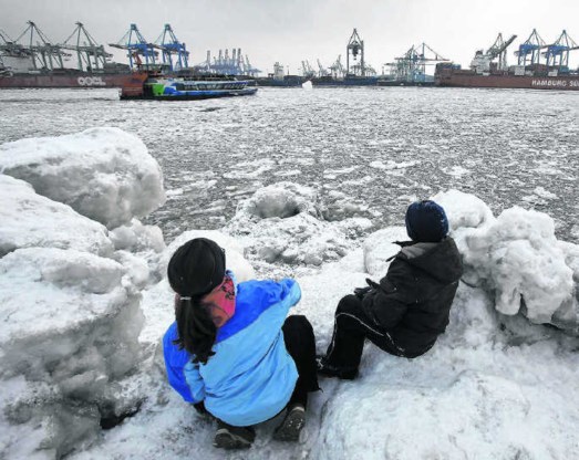 Als de Duitse economie verder bevriest, zoals het water van de Elbe-monding in Hamburg, zitten we ook in België met een probleem: 25procent van de Belgische export gaat immers naar Duitsland. epa