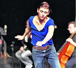 Voor '3Abschied' staat Anne Teresa De Keersmaeker zelf nog eens op scène, als enige danseres tussen muzikanten. Herman Sorgeloos