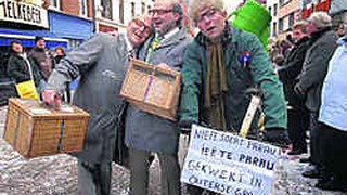 Goud En Louis Xiii Kostuums Ninove De Standaard Mobile