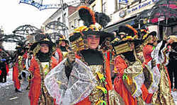 Goud En Louis Xiii Kostuums Ninove De Standaard Mobile