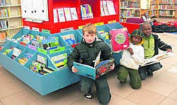 In de boekenkast op het Makkelijk Lezen Plein staan alle boeken per genre gerangschikt en met de omslag naar voor. Luc Kerstens