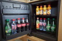 De minibar in een halalkamer: zonder één druppel alcohol. shb