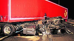 Na de knal tegen de verlichtingspaal, kwam de cabine los van het chassis. lvh