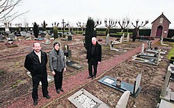 Schepen Patrick De Greve, burgemeester Annick Willems en schepen Bart Van de Keere op het kerkhof van Sint-Margriete. Hier zijn 162 concessies vervallen. Michel Moens