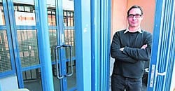 Pieter De Wilde, aan de schoolpoort van 'zijn' Atheneum Wispelberg: 'Het is geen simpel probleem, scholen zijn vaak moeilijk helemaal waterdicht te beveiligen.'fvv