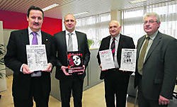 Van links af voorzitter regionale raad ABVV Aalst Erwin Callebaut, algemeen provinciaal secretaris Werner Roelandt, nationaal voorzitter Rudy De Leeuw en gewestelijk secretaris Chris Van De Wijgaert. Hendrik De Rycke