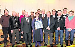 Minister Sabine Laruelle (midden) kwam praten met de landbouwers in Zuienkerke. nmi