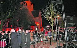 (archiefbeeld): Het uur voor de onthulling van het beeld, tien uur 's avonds, was slecht gekozen. Het was te donker voor pers en publiek om veel te zien. osw