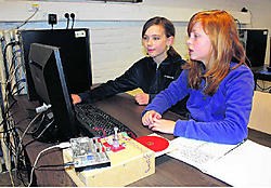 De zesdejaars krijgen inzicht in de werking van stroomkringen, want het steekspel bevat een zoemer en leds.kvh