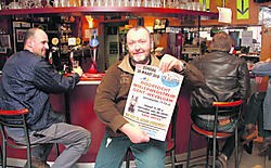 Filip Braeckevelt toont de affiche die de ondertussen geschrapte doortocht aankondigt. ica