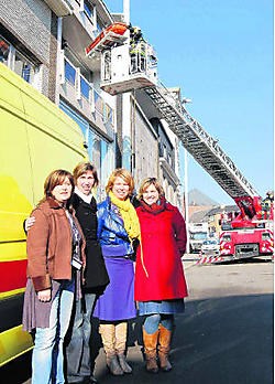 Verpleegsters Wendy Ringoot, Katleen Van Stichel, Heidi Ceuppens en Sofie Van de Perre promoten hun beroep bij de scholieren. rds