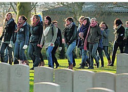 De leerlingen wandelen zingend op de begraafplaats Lyssenthoek. Paul De Malsche