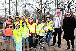 Op het einde van de 'verlichte dag' werd de leerlingen getrakteerd op een fluohesje. yds