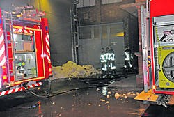 De brandweer was enige tijd zoet met het blussen van het katoen.<br> fo