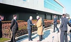 Gouverneur André Denys en burgemeester Filip Anthuenis ontvingen de koning in Lokeren. jdl