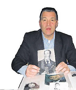 Stéphan met een foto van zijn vader Leon Bourlau. Eddy Vuylsteke