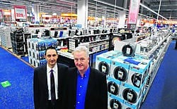 Store manager Patrick De Pourcq (rechts) en Valère Somers, de financiële directeur van Media Markt-Saturn, in de gloednieuwe Saturn-vestiging in K. Patrick Holderbeke