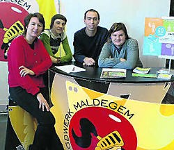 Schepen Valerie Taeldeman en jeugddienstmedewerkers Ilona, Jeroen en Kathy zijn heel tevreden met de nieuwe balie. mye