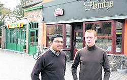 Om de amokmakers weg te houden vragen cafébazen David Geerts en Yves Janssens camera's op het plein. tab