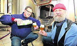Brouwers Dirk De Pauw en Jef Van Den Steen met het prijsbier. Hendrik De Rycke
