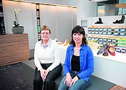 Christine Mommerency en Nina Dejonghe in het nieuwe schoenencentrum Vazzy. sbr